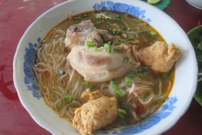 Về cố đô ăn bún riêu đúng điệu
